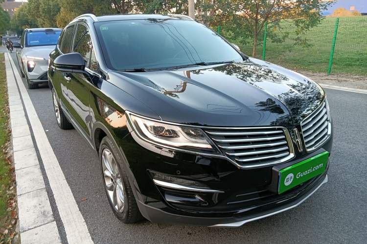 Used Lincoln MKC 2018 2.0T Two-Wheel Drive Luxury Edition Front Right 45 Deg