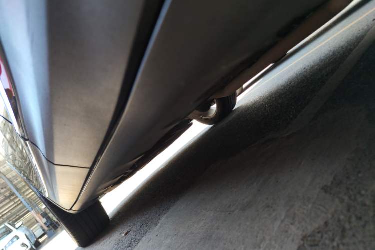 Used Lincoln MKC 2018 2.0T Two-Wheel Drive Deluxe Edition Left Side Sill