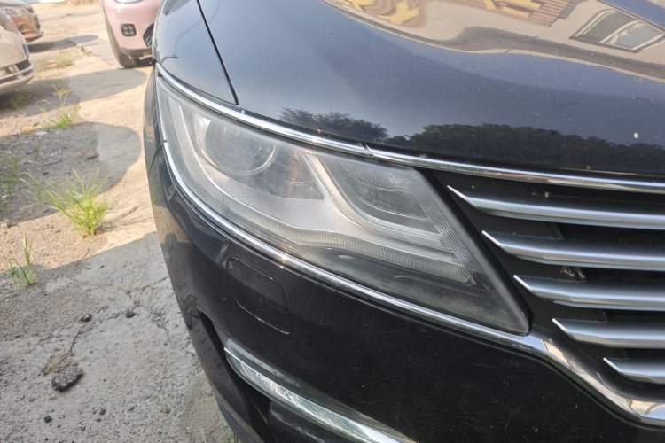 Used Lincoln MKC 2018 2.0T Two-Wheel Drive Deluxe Edition Right Front Headlight