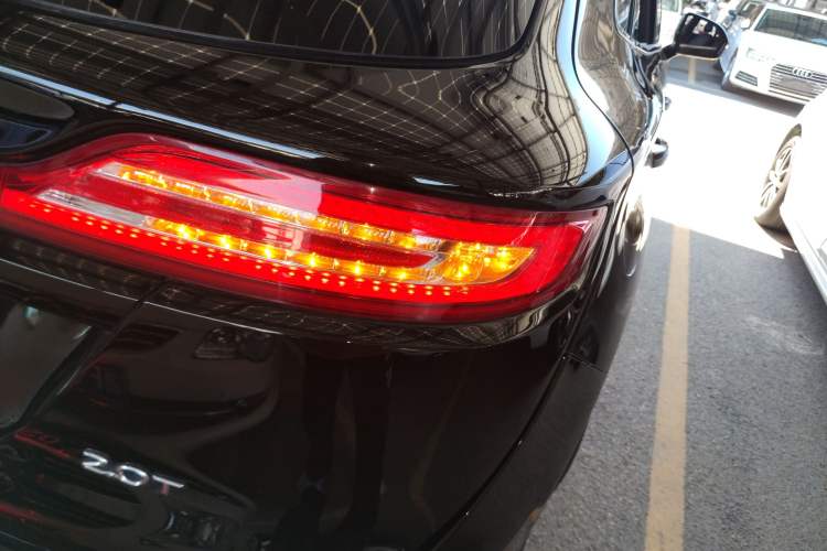 Used Lincoln MKC 2018 2.0T Two-Wheel Drive Deluxe Edition Right Rear Taillight