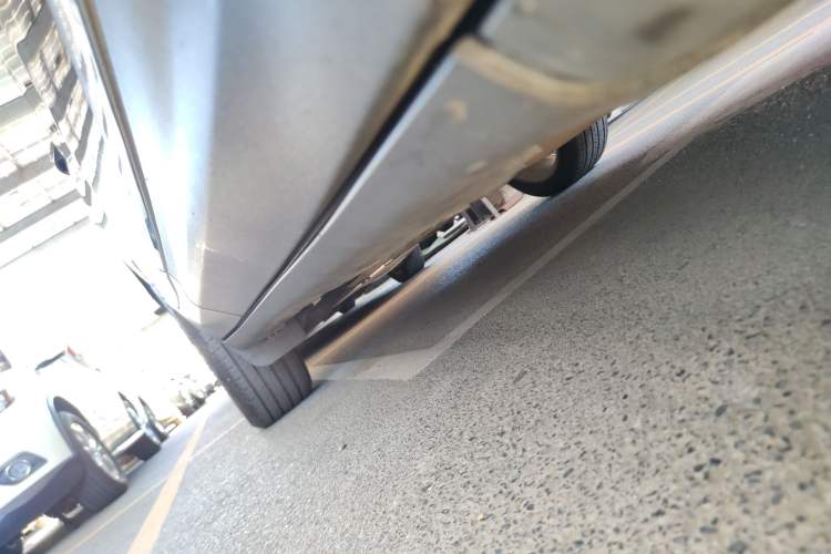 Used Lincoln MKC 2018 2.0T Two-Wheel Drive Deluxe Edition Right Side Sill