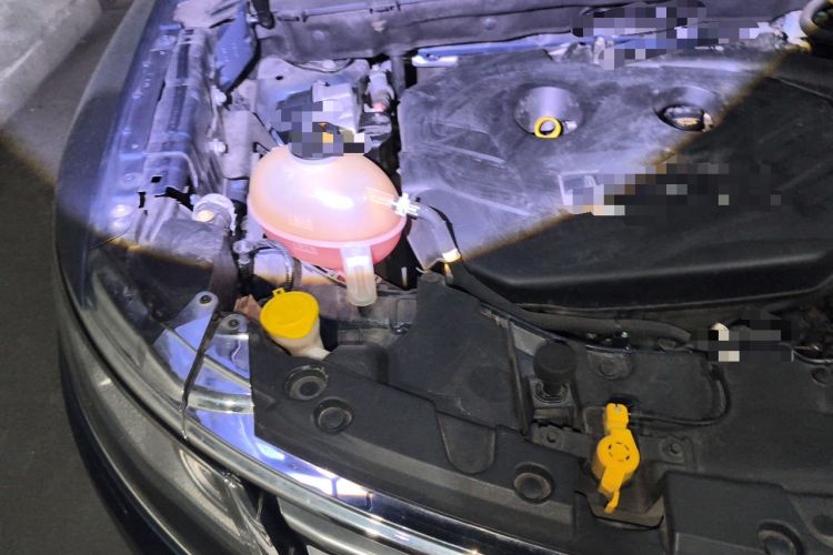 Used Lincoln MKC 2018 2.0T Two-Wheel Drive Deluxe Edition Engine Bay Right