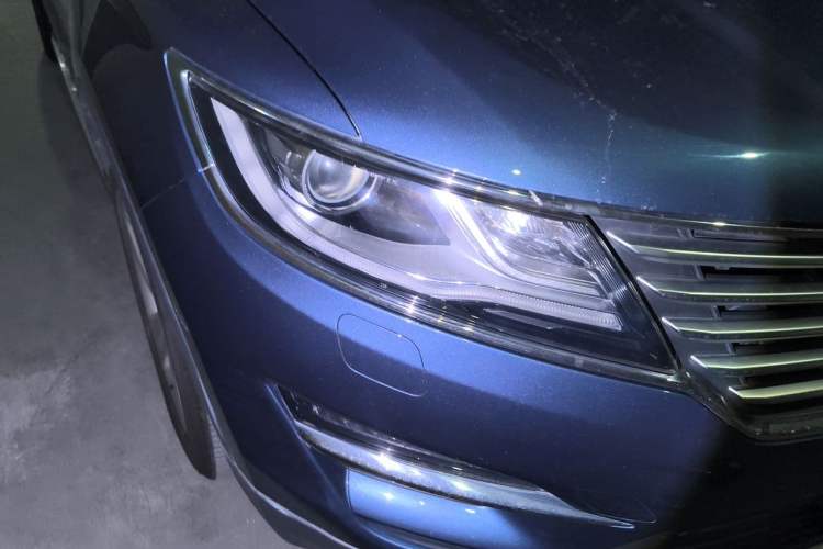 Used Lincoln MKC 2018 2.0T Two-Wheel Drive Deluxe Edition Right Front Headlight