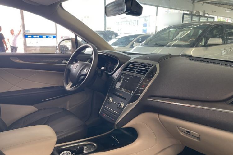 Used Lincoln MKC 2018 2.0T Two-Wheel Drive Luxury Edition Interior 1