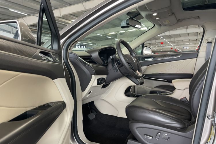 Used Lincoln MKC 2018 2.0T Two-Wheel Drive Luxury Edition Interior 15