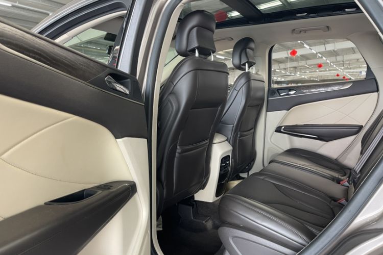 Used Lincoln MKC 2018 2.0T Two-Wheel Drive Luxury Edition Interior 2
