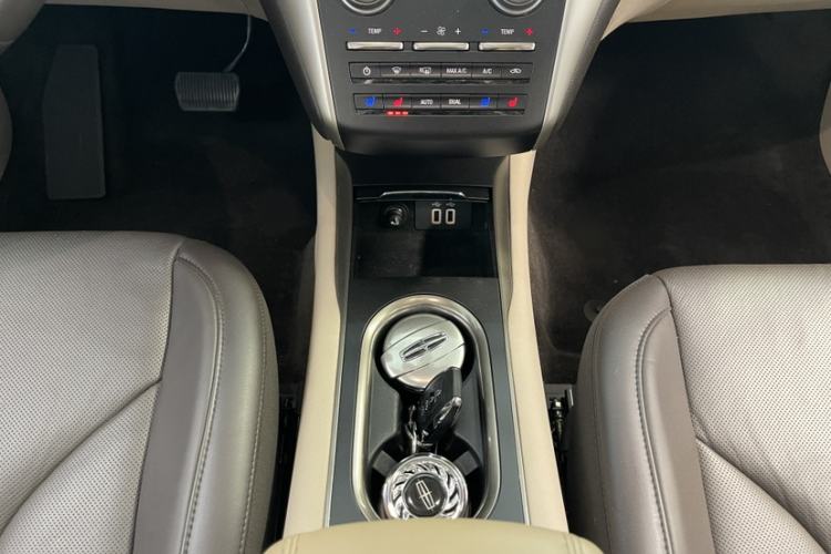 Used Lincoln MKC 2018 2.0T Two-Wheel Drive Luxury Edition Interior 3
