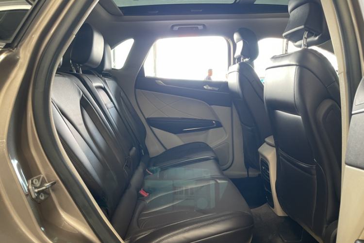 Used Lincoln MKC 2018 2.0T Two-Wheel Drive Luxury Edition Interior 4