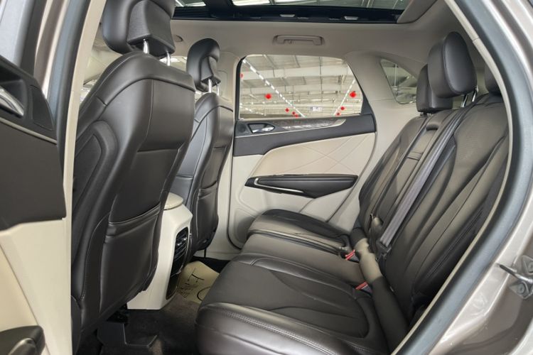 Used Lincoln MKC 2018 2.0T Two-Wheel Drive Luxury Edition Interior 5