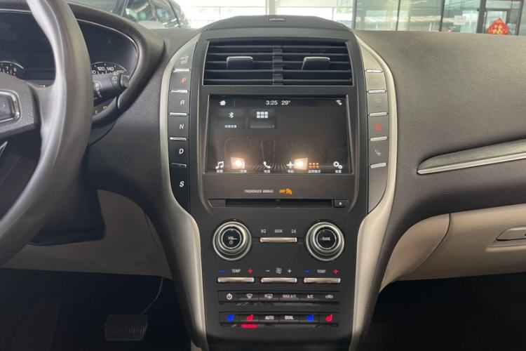 Used Lincoln MKC 2018 2.0T Two-Wheel Drive Luxury Edition Interior 6