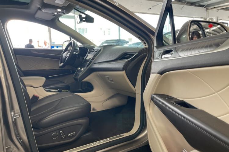 Used Lincoln MKC 2018 2.0T Two-Wheel Drive Luxury Edition Interior 7