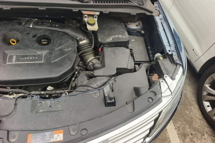 Used Lincoln MKC 2018 2.0T Two-Wheel Drive Deluxe Edition Engine Bay Left
