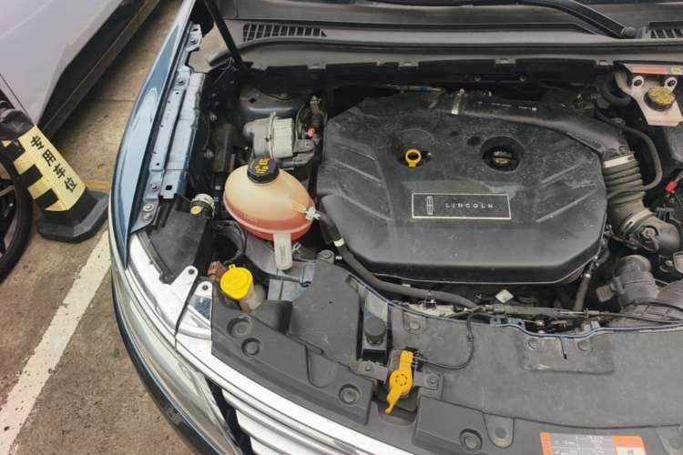 Used Lincoln MKC 2018 2.0T Two-Wheel Drive Deluxe Edition Engine Bay Right