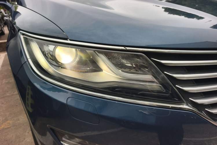 Used Lincoln MKC 2018 2.0T Two-Wheel Drive Deluxe Edition Right Front Headlight