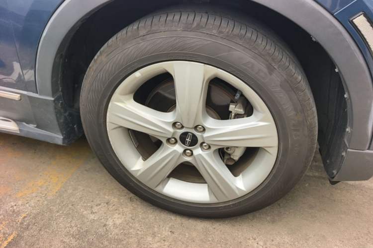 Used Lincoln MKC 2018 2.0T Two-Wheel Drive Deluxe Edition Right Front Wheel Hub