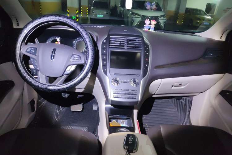 Used Lincoln MKC 2018 2.0T Four-Wheel Drive Zunya Edition Center Console