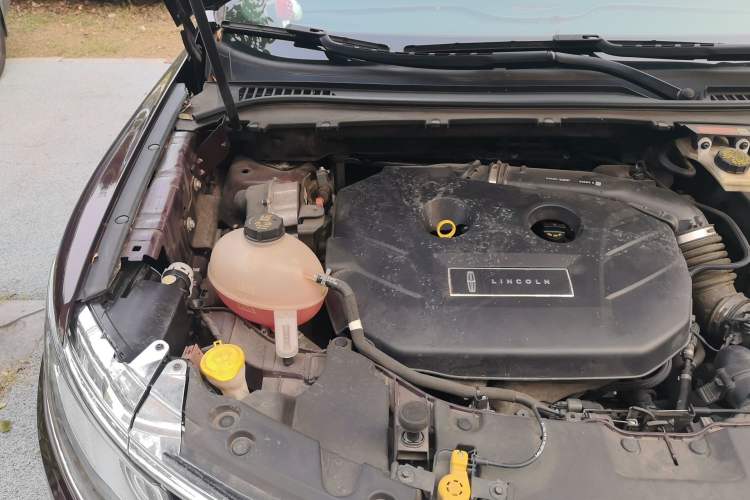Used Lincoln MKC 2018 2.0T Two-Wheel Drive Deluxe Edition Engine Bay Right