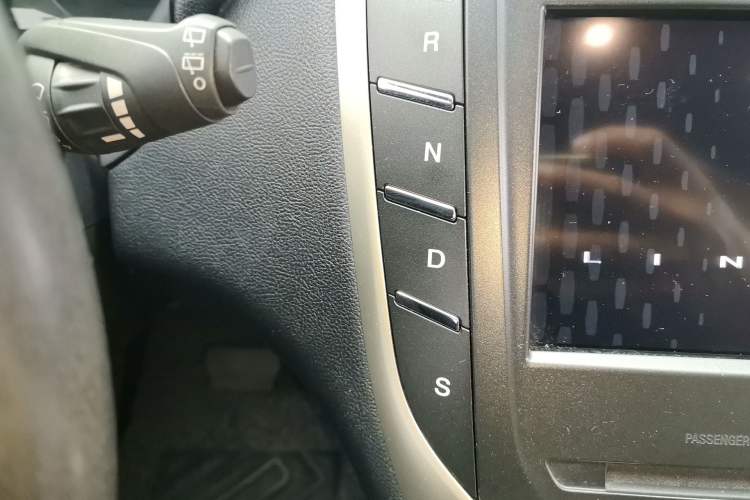 Used Lincoln MKC 2018 2.0T Two-Wheel Drive Deluxe Edition Gear Lever