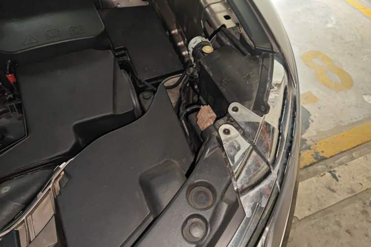 Used Lincoln MKC 2018 2.0T Two-Wheel Drive Deluxe Edition Engine Bay Left