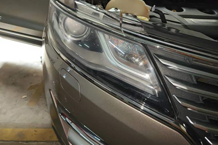 Used Lincoln MKC 2018 2.0T Two-Wheel Drive Deluxe Edition Right Front Headlight