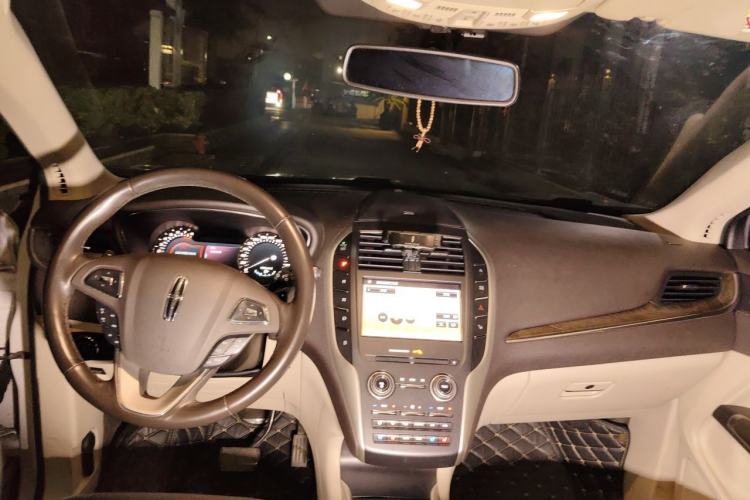 Used Lincoln MKC 2018 2.0T Four-Wheel Drive Zunya Edition Center Console