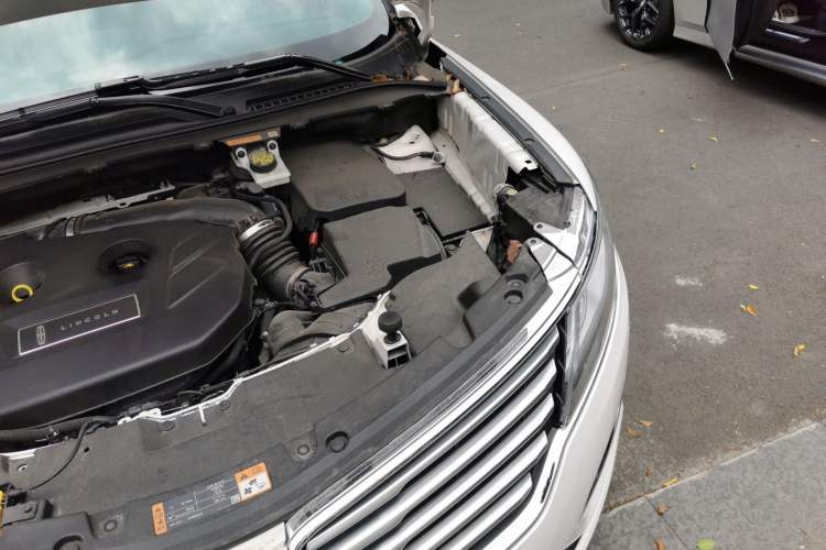 Used Lincoln MKC 2018 2.0T Two-Wheel Drive Luxury Edition Engine Bay Left