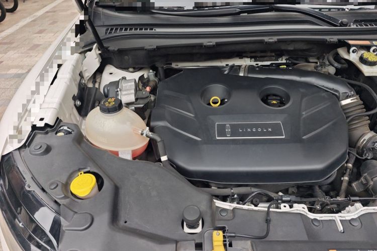 Used Lincoln MKC 2018 2.0T Two-Wheel Drive Deluxe Edition Engine Bay Right