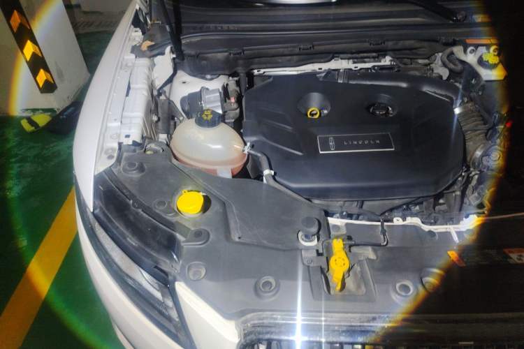 Used Lincoln MKC 2018 2.0T Two-Wheel Drive Deluxe Edition Engine Bay Right