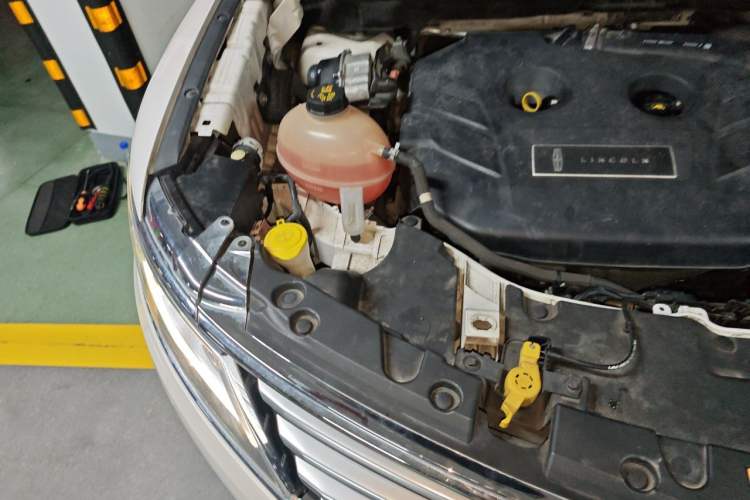 Used Lincoln MKC 2018 2.0T Two-Wheel Drive Deluxe Edition Engine Bay Right