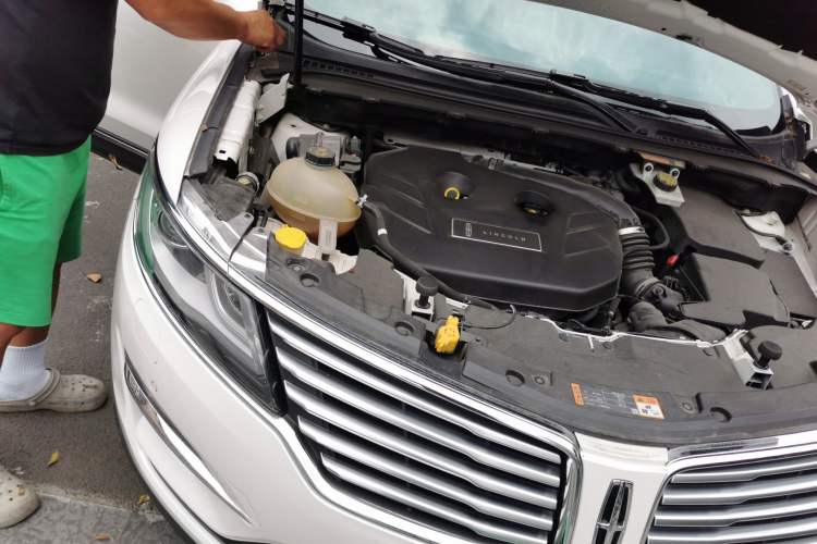 Used Lincoln MKC 2018 2.0T Two-Wheel Drive Luxury Edition Engine Bay Right