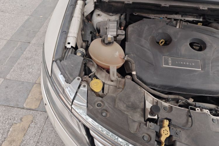Used Lincoln MKC 2018 2.0T Two-Wheel Drive Deluxe Edition Engine Bay Right