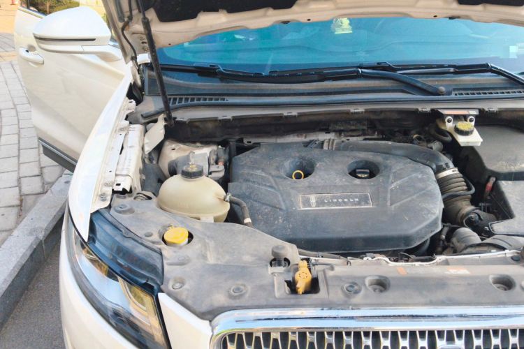 Used Lincoln MKC 2018 2.0T Two-Wheel Drive Deluxe Edition Engine Bay Right