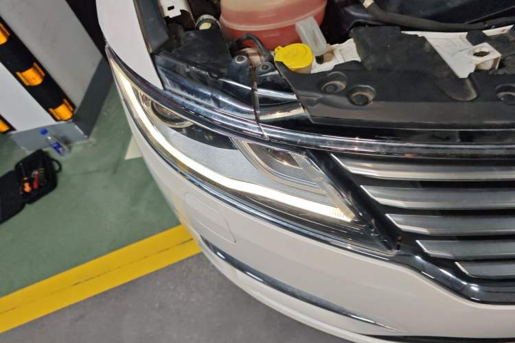 Used Lincoln MKC 2018 2.0T Two-Wheel Drive Deluxe Edition Right Front Headlight