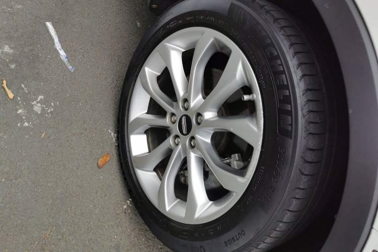 Used Lincoln MKC 2018 2.0T Two-Wheel Drive Luxury Edition Right Front Wheel Hub