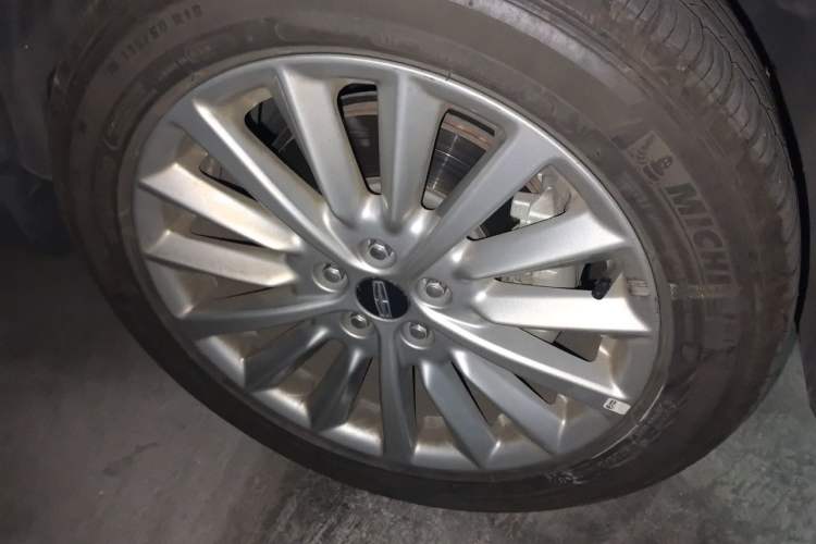 Used Lincoln MKC 2019 2.0T Two-Wheel Drive Luxury Edition China VI Standard Right Front Wheel Hub