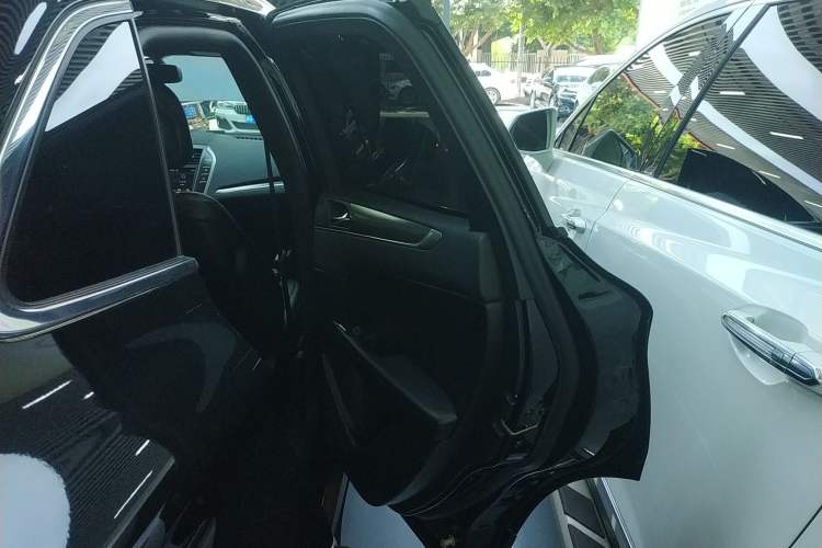 Used Lincoln MKC 2019 2.0T Two-Wheel Drive Luxury Edition China VI Standard Right Rear Door Interior