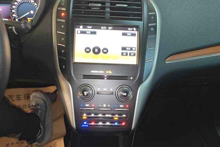Used Lincoln MKC 2019 2.0T Two-Wheel Drive Zunya Version China VI Standard Audio And AC Panel