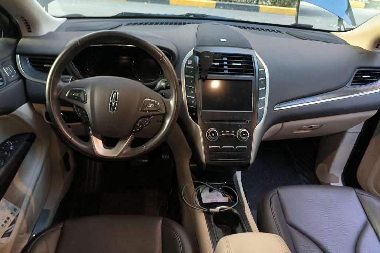 Used Lincoln MKC 2019 2.0T Two-Wheel Drive Zunya Version China VI Standard Center Console