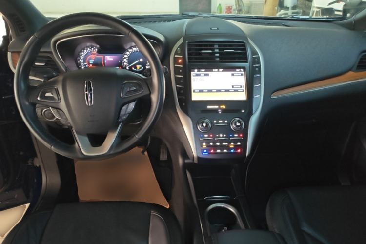 Used Lincoln MKC 2019 2.0T Two-Wheel Drive Zunya Version China VI Standard Center Console