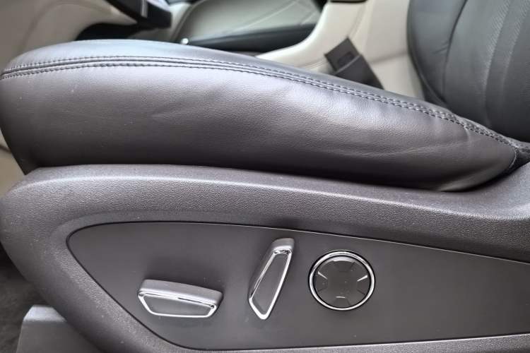 Used Lincoln MKC 2019 2.0T Two-Wheel Drive Zunya Version China VI Standard Interior 6