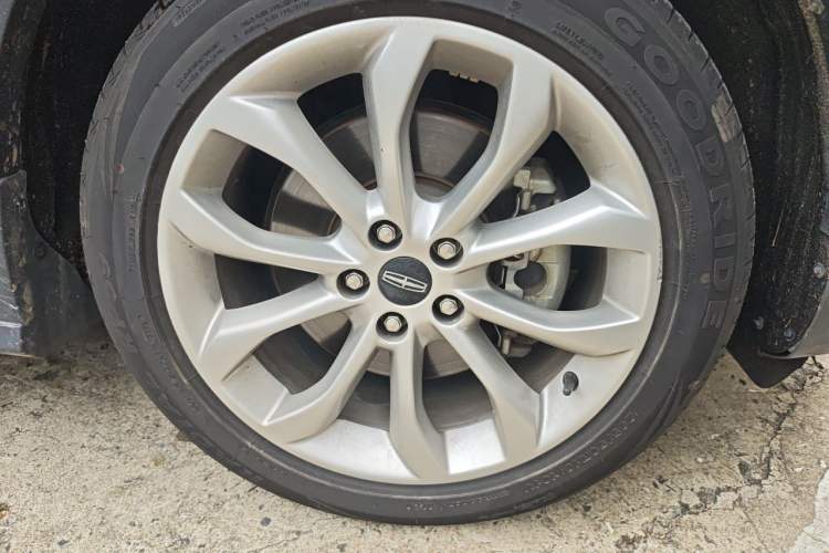 Used Lincoln MKC 2019 2.0T Two-Wheel-Drive Zunya Version China V Emission Standard Right Front Wheel Hub