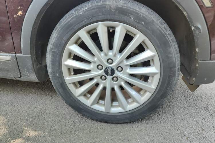 Used Lincoln MKC 2019 2.0T Two-Wheel Drive Luxury Edition China VI Standard Right Front Wheel Hub