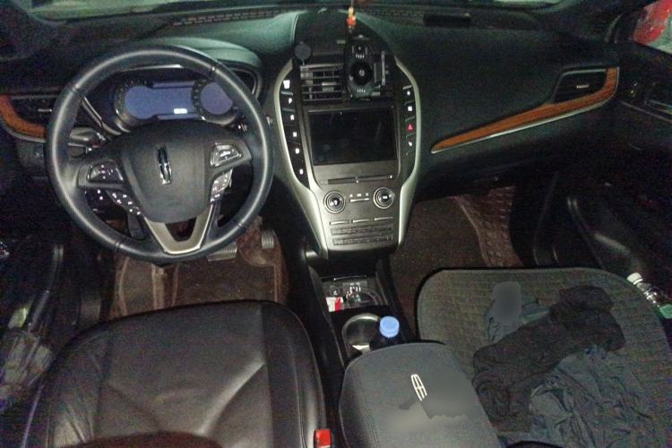 Used Lincoln MKC 2019 2.0T Two-Wheel Drive Zunya Version China VI Standard Center Console