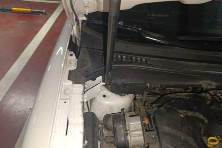 Used Lincoln MKC 2019 2.0T Two-Wheel Drive Zunya Version China VI Standard Engine Bay Right
