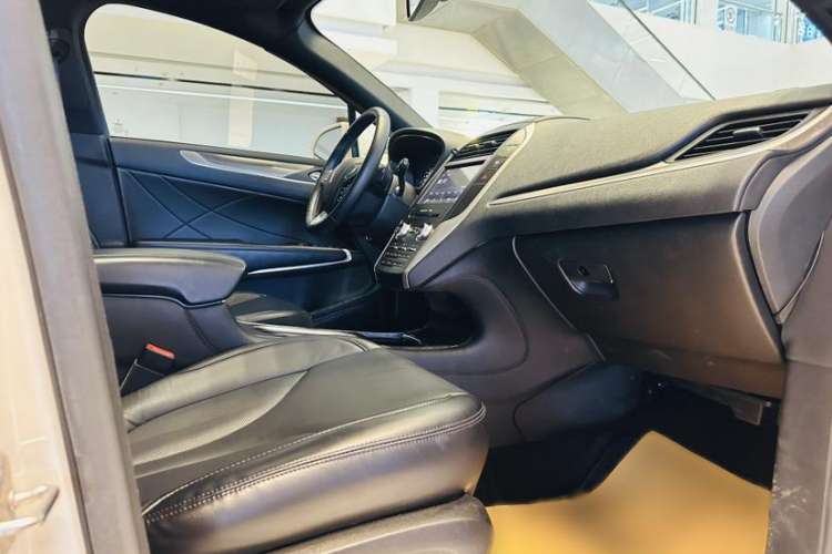 Used Lincoln MKC 2019 2.0T Two-Wheel Drive Luxury Edition China VI Standard Interior 3