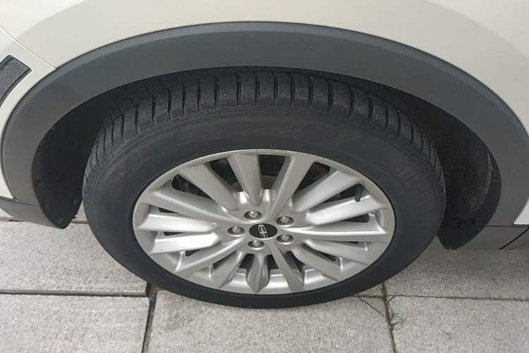 Used Lincoln MKC 2019 2.0T Two-Wheel Drive Luxury Edition China VI Standard Left Front Wheel Hub