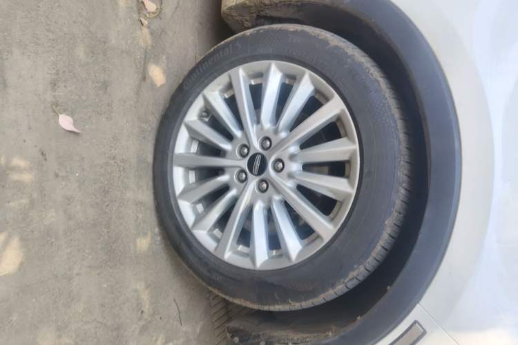 Used Lincoln MKC 2019 2.0T Two-Wheel Drive Luxury Edition China VI Standard Right Front Wheel Hub