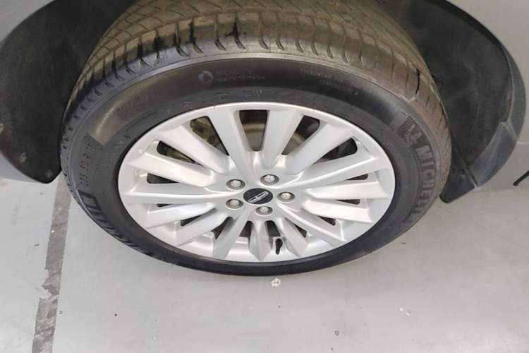 Used Lincoln MKC 2019 2.0T Two-Wheel Drive Luxury Edition China VI Standard Right Rear Wheel Hub