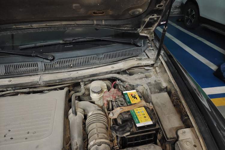 Used Lincoln MKT 2010 3.5T EcoBoost AWD Engine Bay Left
