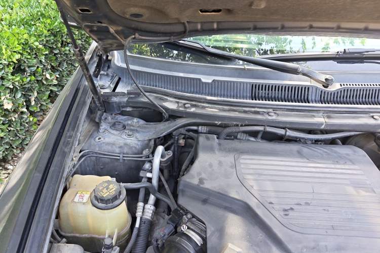 Used Lincoln MKT 2010 3.5T EcoBoost AWD Engine Bay Right